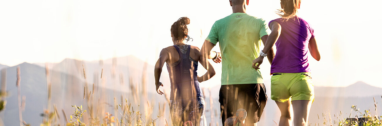 Läufergruppe in den Feldern