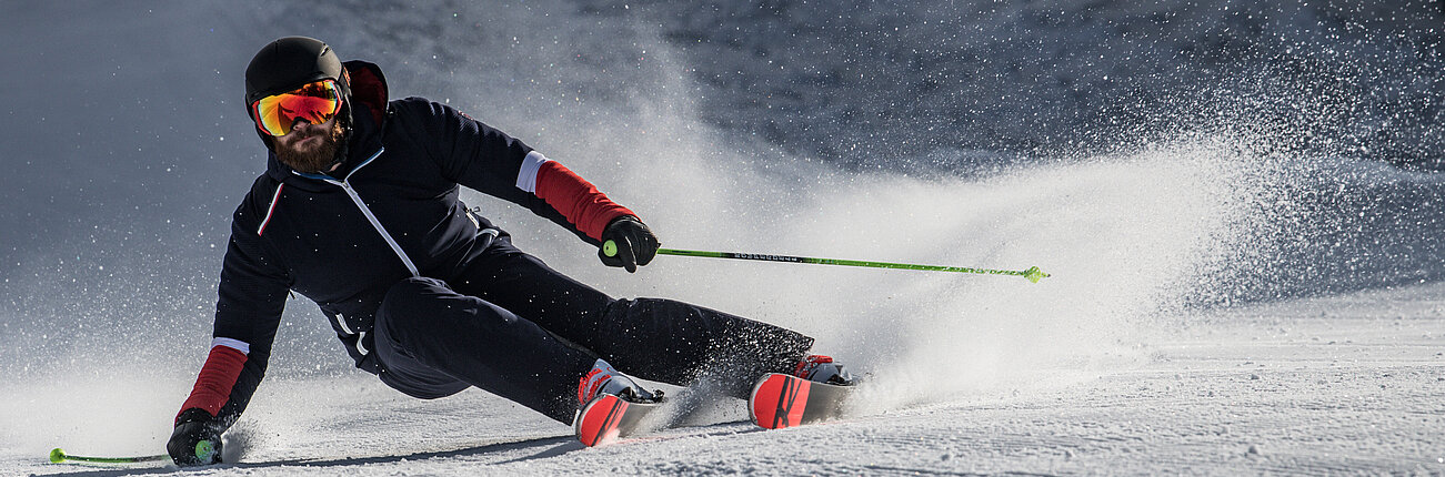 Skifahrer auf winterlicher Piste