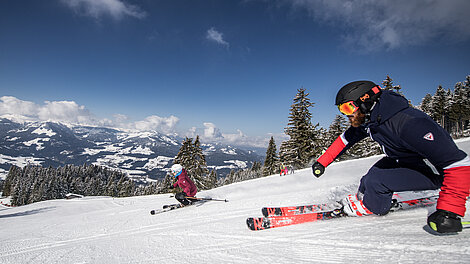 Zwei Skifahrer auf der Piste