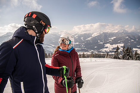 Skifahrer unterhalten sich